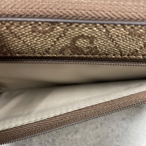 Guess LOGO Large Zip Around Wallet Wristlet Clutch Allover Logo AUTHENTIC - Picture 3 of 4